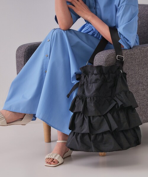 OPAQUE.CLIP（オペークドットクリップ）の「【長さ調整可能】ドロストリボンフリルティアードショルダーバッグ（ショルダーバッグ・レディース・グレー/ブラック/グリーン系/ベージュ・00）」の2枚目の写真