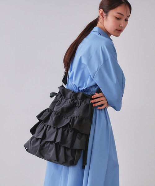 OPAQUE.CLIP（オペークドットクリップ）の「【長さ調整可能】ドロストリボンフリルティアードショルダーバッグ（ショルダーバッグ・レディース・グレー/ブラック/グリーン系/ベージュ・00）」の6枚目の写真