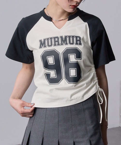 nui nullu(ヌイヌル)の「【nui nullu】サイドシャーリングリボンキーネックナンバリングラグランTシャツ(Tシャツ/カットソー・レディース・ネイビー/チャコールグレー/ブラック/ワイン/サックスブルー・FREE)」の3枚目の写真