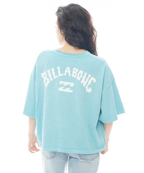 BILLABONG（ビラボン）の「BILLABONG レディース ARCH LOGO PIGMENT WIDE LOOSE CROPPED TEE Tシャツ 【2025年春夏モデル】/ビラボンロゴバックプリントクロップド丈半袖Tシャツ（Tシャツ/カットソー・レディース・ホワイト/オフホワイト/ブルー系その他/オレンジ系その他・MEDIUM）」の2枚目の写真