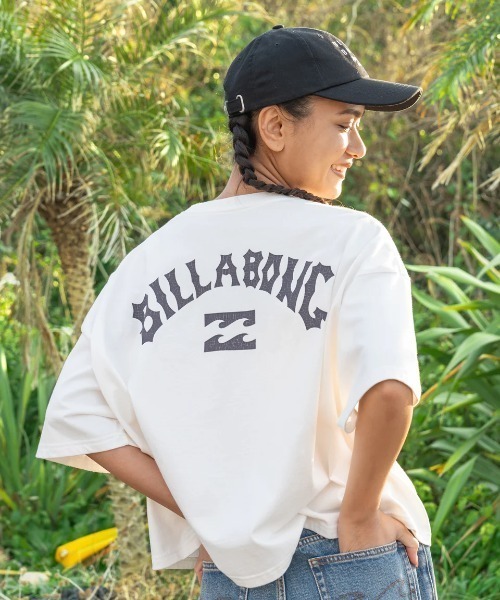 BILLABONG（ビラボン）の「BILLABONG レディース ARCH LOGO PIGMENT WIDE LOOSE CROPPED TEE Tシャツ 【2025年春夏モデル】/ビラボンロゴバックプリントクロップド丈半袖Tシャツ（Tシャツ/カットソー・レディース・ホワイト/オフホワイト/ブルー系その他/オレンジ系その他・MEDIUM）」の3枚目の写真