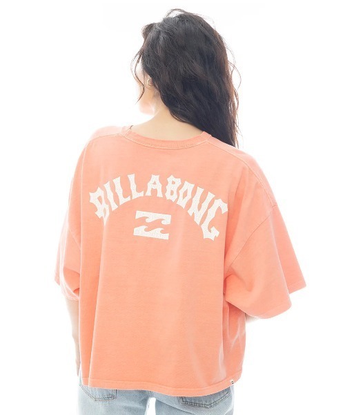 BILLABONG（ビラボン）の「BILLABONG レディース ARCH LOGO PIGMENT WIDE LOOSE CROPPED TEE Tシャツ 【2025年春夏モデル】/ビラボンロゴバックプリントクロップド丈半袖Tシャツ（Tシャツ/カットソー・レディース・ホワイト/オフホワイト/ブルー系その他/オレンジ系その他・MEDIUM）」の5枚目の写真