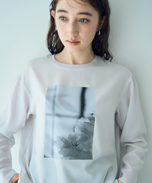 YECCA VECCA(イェッカヴェッカ)の「フォトプリントジョーゼットTee(Tシャツ/カットソー・レディース・ライトグレー/オフホワイト・FREE)」の2枚目の写真