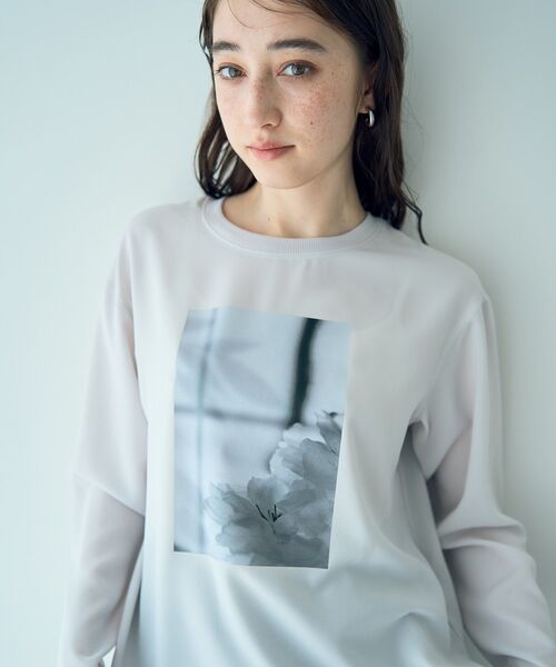 YECCA VECCA(イェッカヴェッカ)の「フォトプリントジョーゼットTee(Tシャツ/カットソー・レディース・ライトグレー/オフホワイト・FREE)」の3枚目の写真