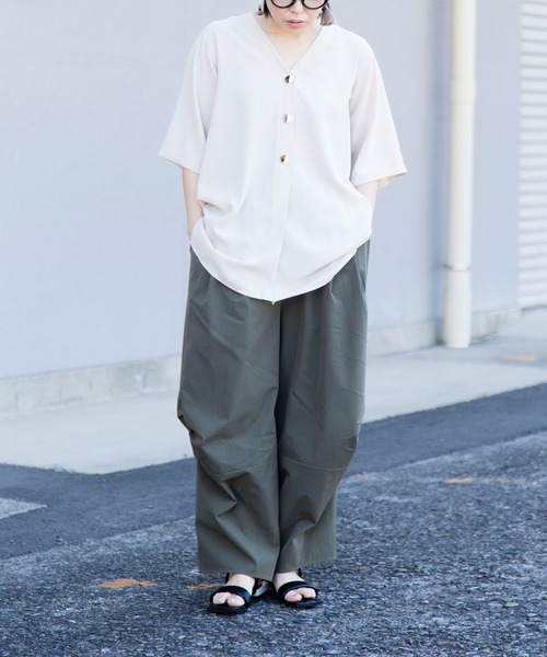 OSMOSIS(オズモーシス)の「【WEB限定アイテム】バックタックブラウス(シャツ/ブラウス・レディース・アイボリー/ブラック・ONE SIZE)」の3枚目の写真