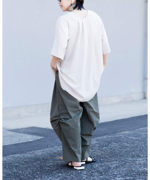 OSMOSIS(オズモーシス)の「【WEB限定アイテム】バックタックブラウス(シャツ/ブラウス・レディース・アイボリー/ブラック・ONE SIZE)」の6枚目の写真