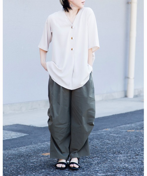 OSMOSIS(オズモーシス)の「【WEB限定アイテム】バックタックブラウス(シャツ/ブラウス・レディース・アイボリー/ブラック・ONE SIZE)」の4枚目の写真