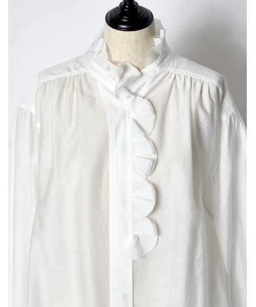 RUMCHE(ラムシェ)の「Half Moon Ruffle Blouse / ハーフムーンラッフルブラウス(シャツ/ブラウス・レディース・ホワイト/ブラック・FREE)」の9枚目の写真