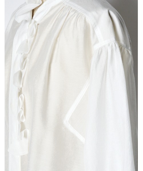 RUMCHE(ラムシェ)の「Half Moon Ruffle Blouse / ハーフムーンラッフルブラウス(シャツ/ブラウス・レディース・ホワイト/ブラック・FREE)」の11枚目の写真