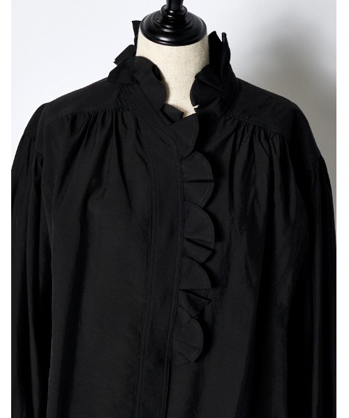 RUMCHE(ラムシェ)の「Half Moon Ruffle Blouse / ハーフムーンラッフルブラウス(シャツ/ブラウス・レディース・ホワイト/ブラック・FREE)」の16枚目の写真