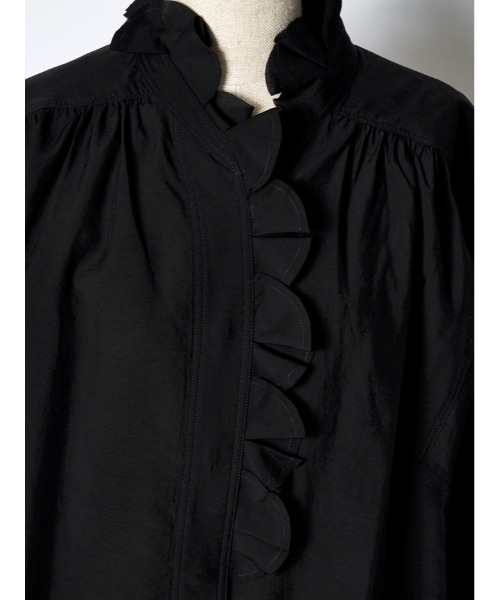 RUMCHE(ラムシェ)の「Half Moon Ruffle Blouse / ハーフムーンラッフルブラウス(シャツ/ブラウス・レディース・ホワイト/ブラック・FREE)」の17枚目の写真