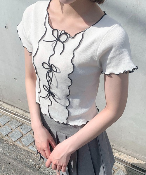 SHEPP(シープ)の「フリルスリーブが愛らしさUP♪リボンデザインで魅せる。フロント リボン メロー フリル 配色 トップス 半袖T(Tシャツ/カットソー・レディース・ホワイト/ブラック/サックスブルー/ピンク/イエロー・F)」の6枚目の写真