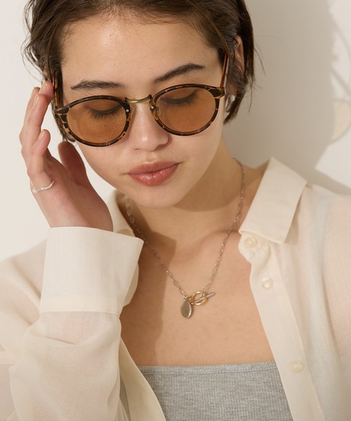 AMERICAN HOLIC（アメリカンホリック）の「コンビボストングラス（調光・偏光レンズ）（サングラス・レディース・ベージュ/ブラック・FREE）」の4枚目の写真