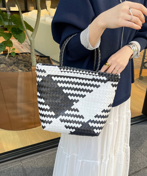 DouDou(ドゥドゥ)の「マルシェバッグ(ショルダーバッグ・レディース・ブラウン/ブラック・FREE)」の1枚目の写真