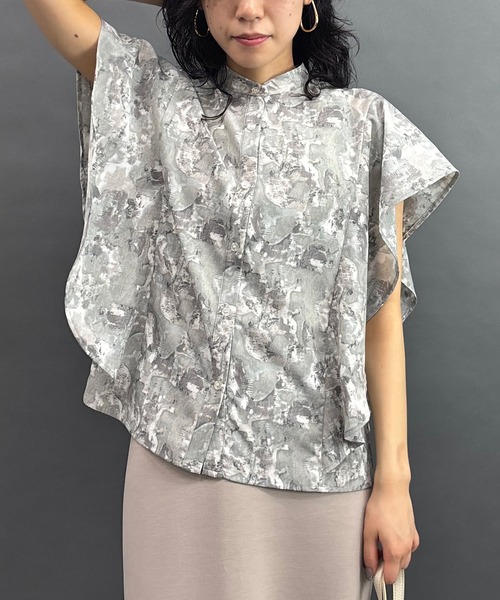 NICOLE white(ニコルホワイト)の「フリル袖の柄シャツ(シャツ/ブラウス・レディース・ネイビー系/ベージュ系/グレー系/ブラック系・FREE)」の3枚目の写真