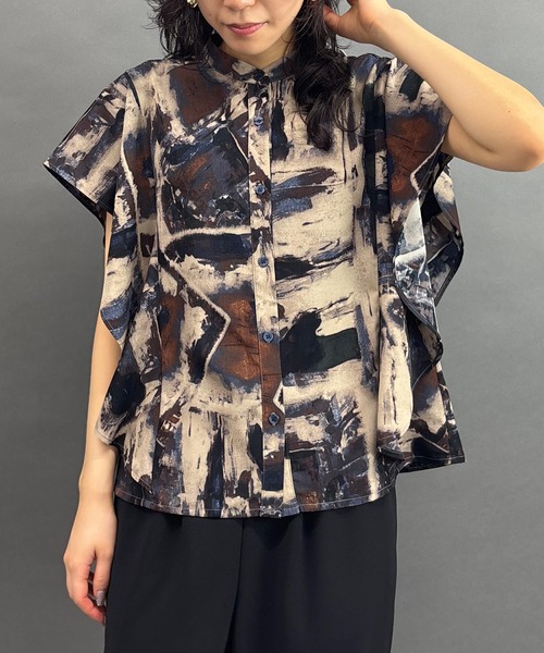 NICOLE white(ニコルホワイト)の「フリル袖の柄シャツ(シャツ/ブラウス・レディース・ネイビー系/ベージュ系/グレー系/ブラック系・FREE)」の1枚目の写真