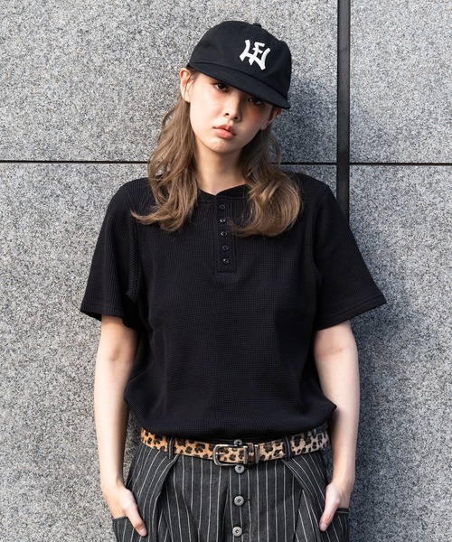 WISH FOR EVER(ウィッシュフォーエバー)の「DRAW CODE 5 BUTTON HENRY NECK THERMAL T-SHIRT / ドローコード5ボタンヘンリーネックサーマルTシャツ(Tシャツ/カットソー・メンズ・グレー/ワインレッド/ブラック/ネイビー・SMALL/MEDIUM/LARGE)」の2枚目の写真