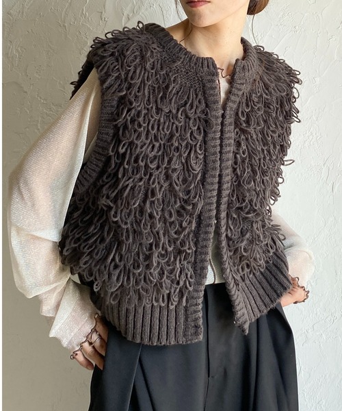 She's Closet(シーズクローゼット)の「ショート丈ループ編みフリンジニットベスト(ベスト・レディース・ブラウン/チャコールグレー/アイボリー/ブラック・FREE)」の1枚目の写真