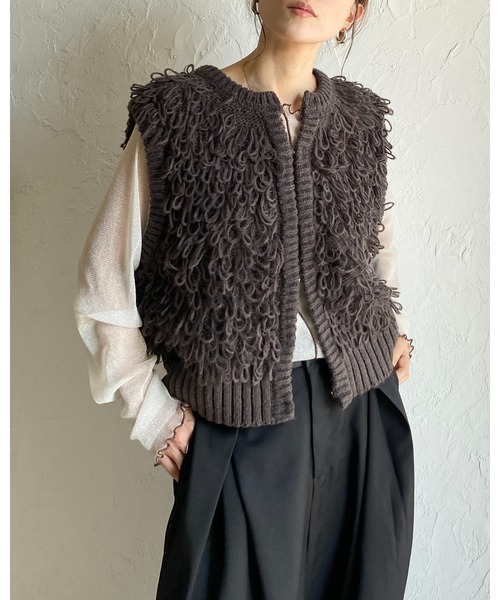 She's Closet(シーズクローゼット)の「ショート丈ループ編みフリンジニットベスト(ベスト・レディース・ブラウン/チャコールグレー/アイボリー/ブラック・FREE)」の5枚目の写真