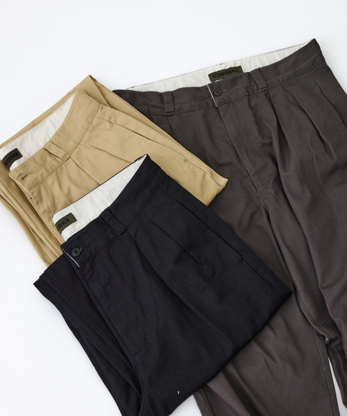 le cercle ADAM ET ROPE'(ルセルクルアダムエロペ)の「【3/2WORKS】別注/タックチノパンツ(その他パンツ・メンズ・チャコールグレー/ブラック/ベージュ・LL/M/L)」の1枚目の写真