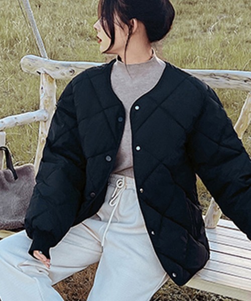 LAFFMO（ラフモ）の「ノーカラーミドル丈キルティングジャケット（ダウンジャケット/コート・レディース・ブラウン/ホワイト/ブラック・L/M/S）」の3枚目の写真