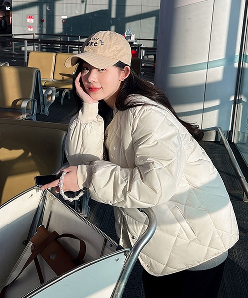 LAFFMO（ラフモ）の「ノーカラーミドル丈キルティングジャケット（ダウンジャケット/コート・レディース・ブラウン/ホワイト/ブラック・L/M/S）」の7枚目の写真