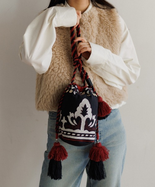 AMERICAN RAG CIE(アメリカンラグシー)の「【MEN , WOMEN】LEIN マティ幾何学柄刺繍ドロストバッグ(ショルダーバッグ・レディース・ベージュ/ブラック・FREE)」の2枚目の写真