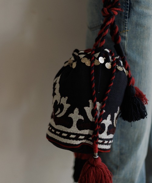 AMERICAN RAG CIE(アメリカンラグシー)の「【MEN , WOMEN】LEIN マティ幾何学柄刺繍ドロストバッグ(ショルダーバッグ・レディース・ベージュ/ブラック・FREE)」の10枚目の写真