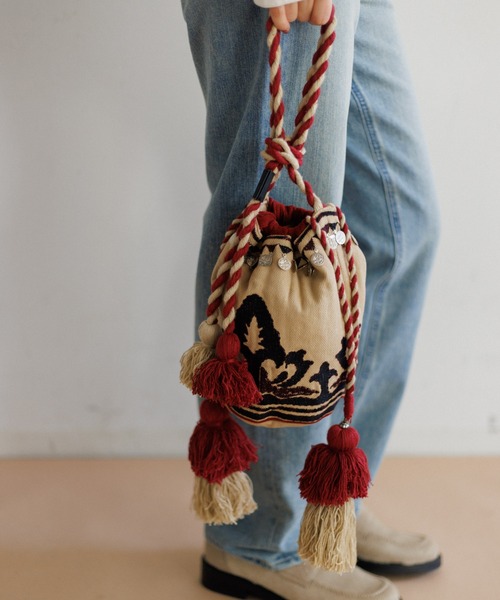 AMERICAN RAG CIE(アメリカンラグシー)の「【MEN , WOMEN】LEIN マティ幾何学柄刺繍ドロストバッグ(ショルダーバッグ・レディース・ベージュ/ブラック・FREE)」の4枚目の写真