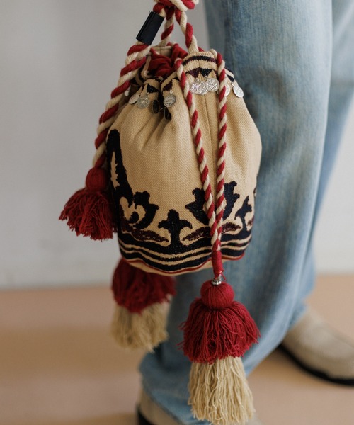 AMERICAN RAG CIE(アメリカンラグシー)の「【MEN , WOMEN】LEIN マティ幾何学柄刺繍ドロストバッグ(ショルダーバッグ・レディース・ベージュ/ブラック・FREE)」の5枚目の写真