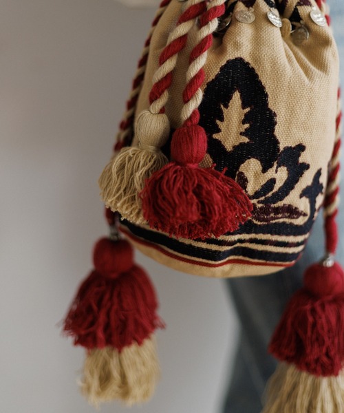 AMERICAN RAG CIE(アメリカンラグシー)の「【MEN , WOMEN】LEIN マティ幾何学柄刺繍ドロストバッグ(ショルダーバッグ・レディース・ベージュ/ブラック・FREE)」の7枚目の写真