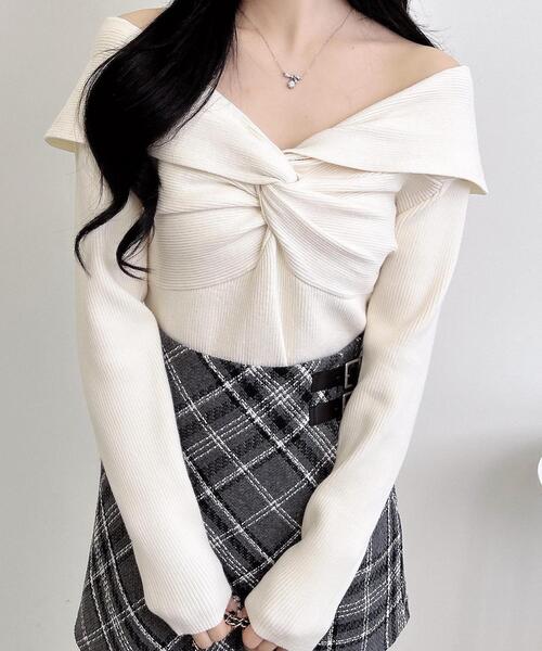 INGNI(イング)の「フロントツイストオフショルニット(ニット/セーター・レディース・ボルドー/オフホワイト/チャコールグレー/ブラック・M)」の5枚目の写真