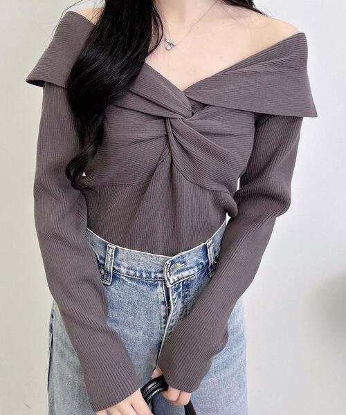 INGNI(イング)の「フロントツイストオフショルニット(ニット/セーター・レディース・ボルドー/オフホワイト/チャコールグレー/ブラック・M)」の6枚目の写真