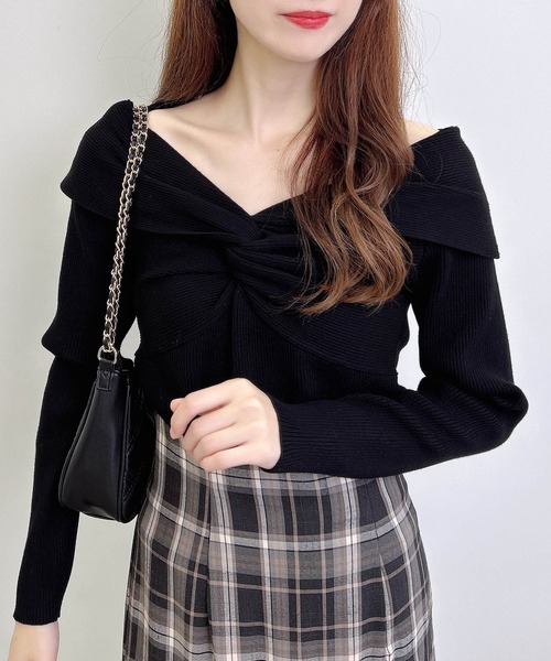 INGNI(イング)の「フロントツイストオフショルニット(ニット/セーター・レディース・ボルドー/オフホワイト/チャコールグレー/ブラック・M)」の2枚目の写真