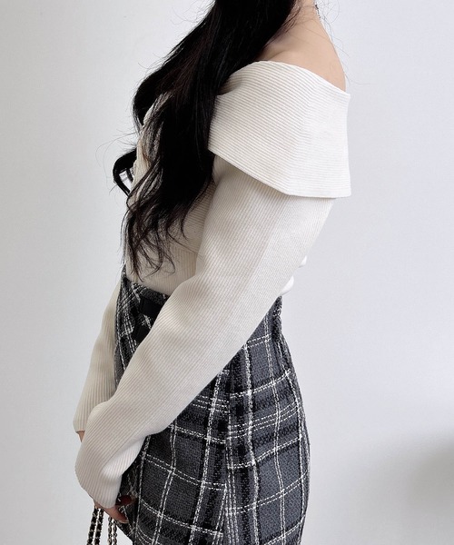 INGNI(イング)の「フロントツイストオフショルニット(ニット/セーター・レディース・ボルドー/オフホワイト/チャコールグレー/ブラック・M)」の10枚目の写真