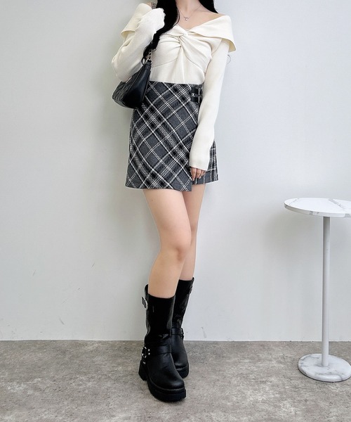 INGNI(イング)の「フロントツイストオフショルニット(ニット/セーター・レディース・ボルドー/オフホワイト/チャコールグレー/ブラック・M)」の12枚目の写真