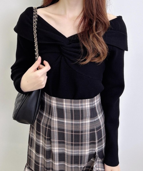 INGNI(イング)の「フロントツイストオフショルニット(ニット/セーター・レディース・ボルドー/オフホワイト/チャコールグレー/ブラック・M)」の21枚目の写真