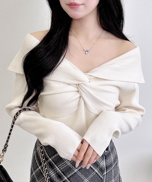 INGNI(イング)の「フロントツイストオフショルニット(ニット/セーター・レディース・ボルドー/オフホワイト/チャコールグレー/ブラック・M)」の8枚目の写真