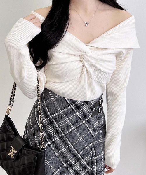 INGNI(イング)の「フロントツイストオフショルニット(ニット/セーター・レディース・ボルドー/オフホワイト/チャコールグレー/ブラック・M)」の9枚目の写真