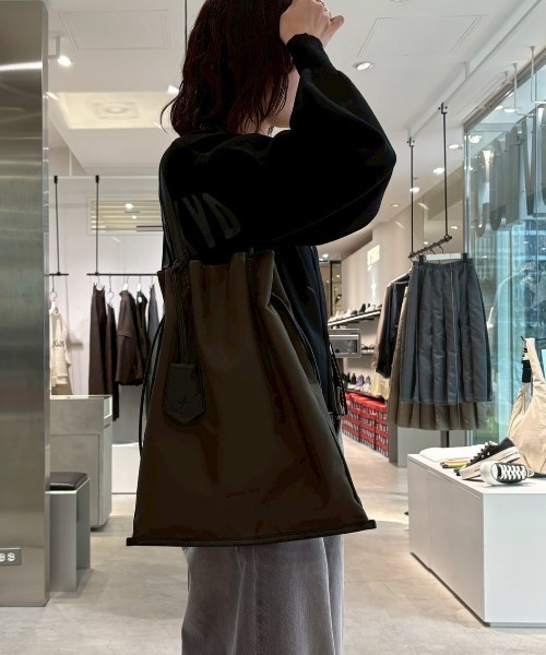 CONVERSE TOKYO(コンバーストウキョウ)の「NYLON GATHERED TOTE BAG(トートバッグ・レディース・ブラック/ブラウン/カーキ・FREE)」の14枚目の写真