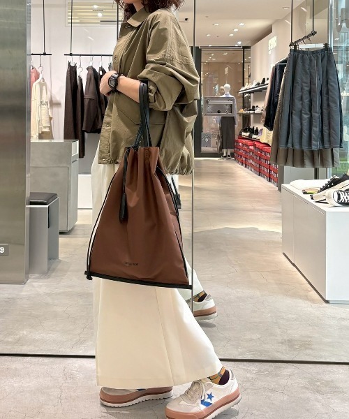 CONVERSE TOKYO(コンバーストウキョウ)の「NYLON GATHERED TOTE BAG(トートバッグ・レディース・ブラック/ブラウン/カーキ・FREE)」の13枚目の写真
