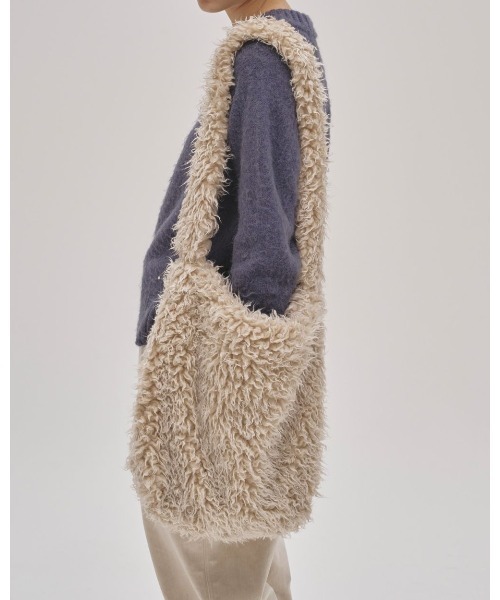 TODAYFUL(トゥデイフル)の「TODAYFUL Volume Fur Shoulderbag 12521035(ショルダーバッグ・レディース・ベージュ・FREE)」の2枚目の写真