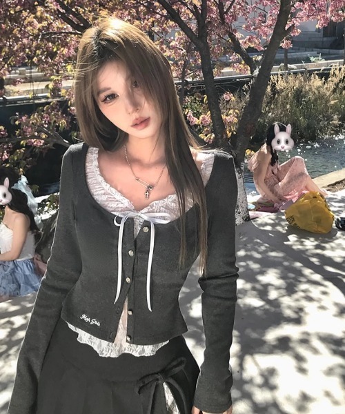 ViViDAY(ビビデー)の「襟リボンレイヤード風レース長袖カットソー(Tシャツ/カットソー・レディース・ダークグレー/ホワイト/ブラック・M)」の9枚目の写真