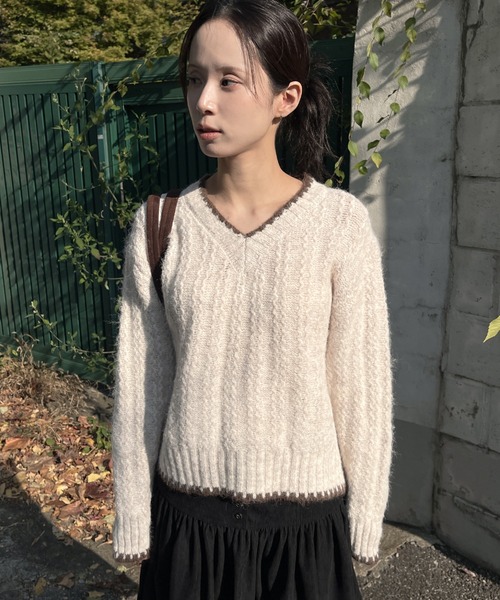 UNE MANSION(ユヌマンション)の「バイカラーステッチふわふわ編み込みVネックニット(ニット/セーター・レディース・グレー/ベージュ/ネイビー・FREE)」の3枚目の写真