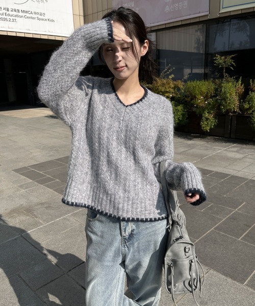 UNE MANSION(ユヌマンション)の「バイカラーステッチふわふわ編み込みVネックニット(ニット/セーター・レディース・グレー/ベージュ/ネイビー・FREE)」の2枚目の写真
