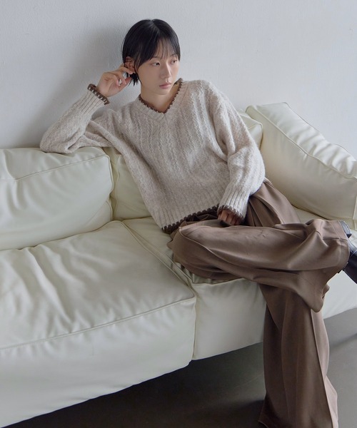 UNE MANSION(ユヌマンション)の「バイカラーステッチふわふわ編み込みVネックニット(ニット/セーター・レディース・グレー/ベージュ/ネイビー・FREE)」の5枚目の写真