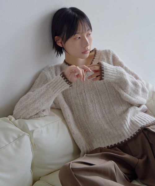 UNE MANSION(ユヌマンション)の「バイカラーステッチふわふわ編み込みVネックニット(ニット/セーター・レディース・グレー/ベージュ/ネイビー・FREE)」の4枚目の写真