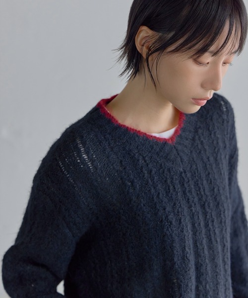 UNE MANSION(ユヌマンション)の「バイカラーステッチふわふわ編み込みVネックニット(ニット/セーター・レディース・グレー/ベージュ/ネイビー・FREE)」の6枚目の写真