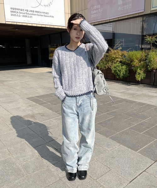 UNE MANSION(ユヌマンション)の「バイカラーステッチふわふわ編み込みVネックニット(ニット/セーター・レディース・グレー/ベージュ/ネイビー・FREE)」の21枚目の写真