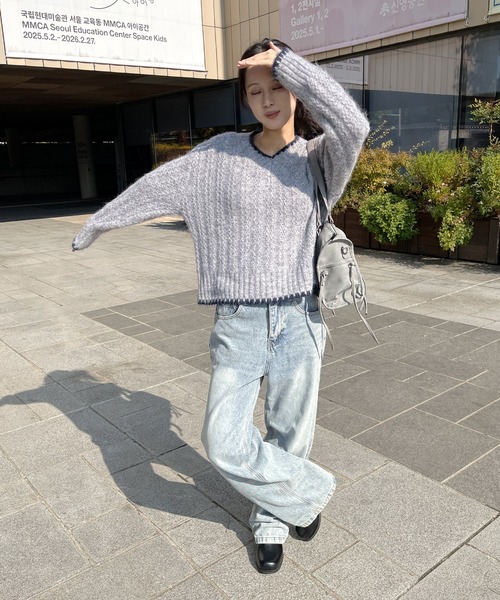 UNE MANSION(ユヌマンション)の「バイカラーステッチふわふわ編み込みVネックニット(ニット/セーター・レディース・グレー/ベージュ/ネイビー・FREE)」の22枚目の写真